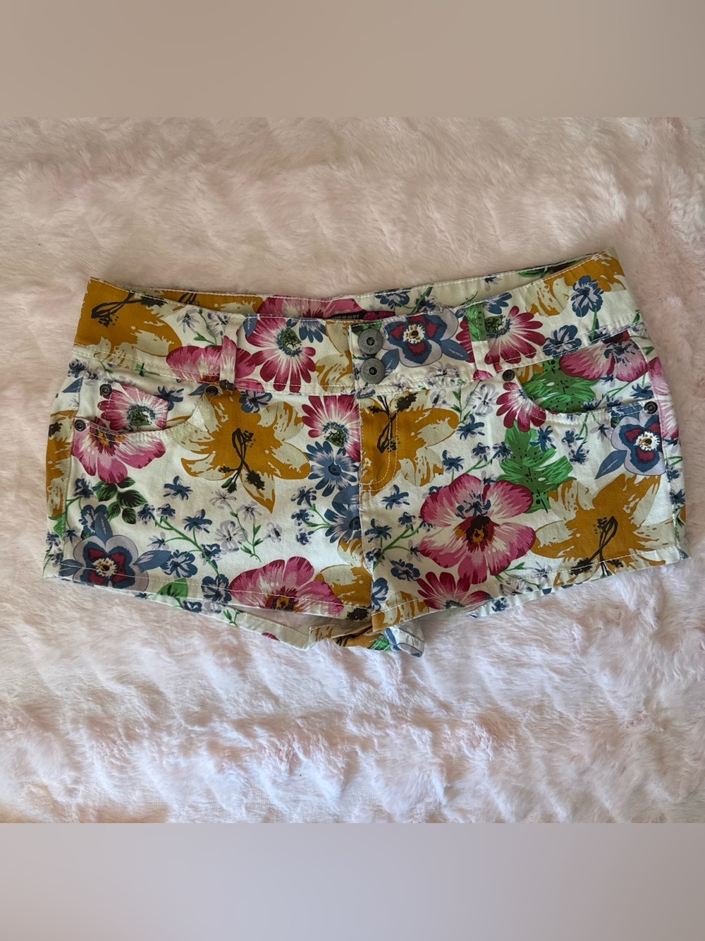 Vintage Lipstick shorts